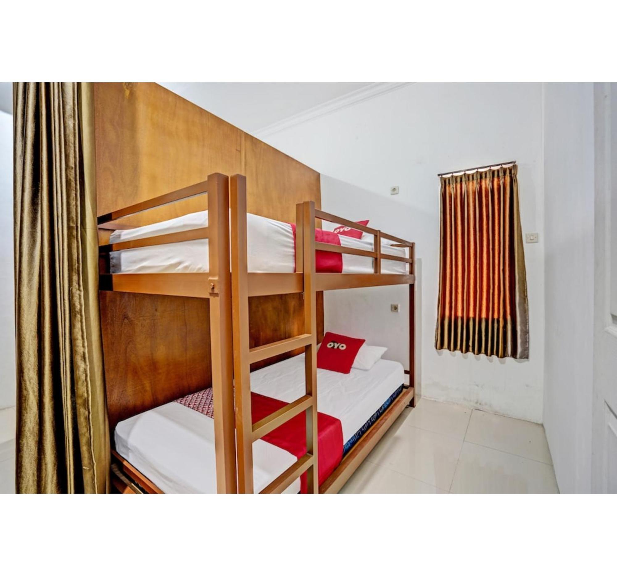 OYO 3702 Homestay Bougenville Lamongan Eksteriør billede