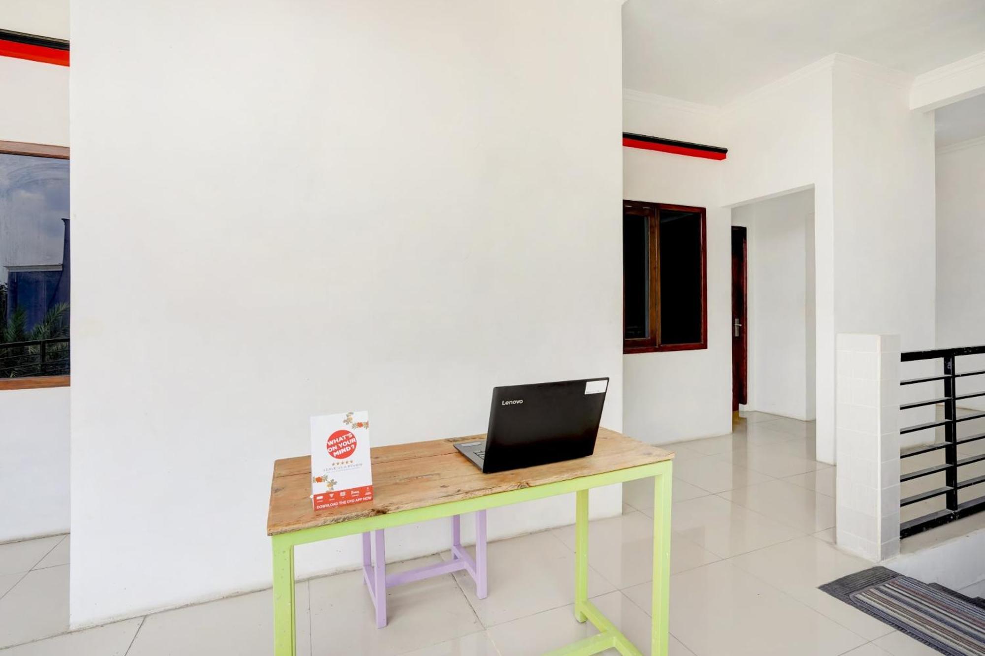 OYO 3702 Homestay Bougenville Lamongan Eksteriør billede
