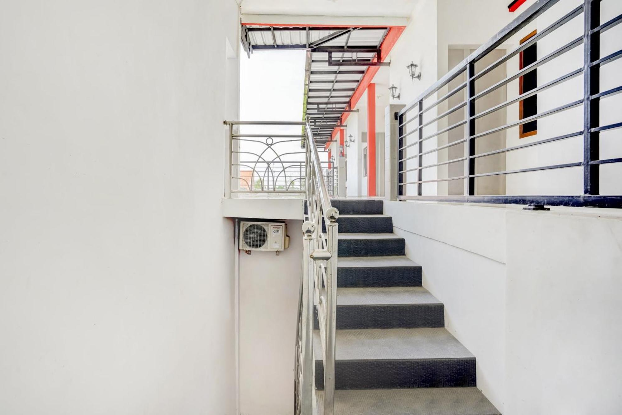 OYO 3702 Homestay Bougenville Lamongan Eksteriør billede