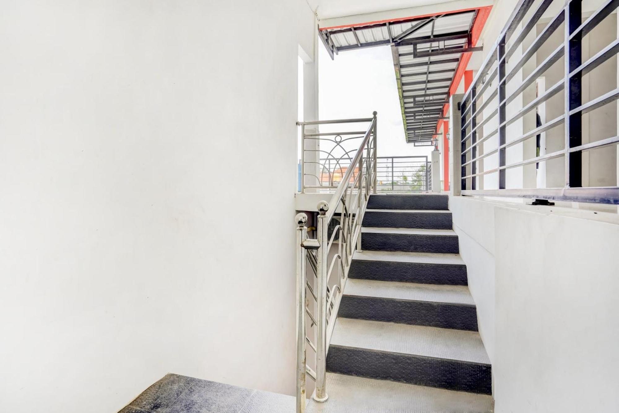 OYO 3702 Homestay Bougenville Lamongan Eksteriør billede