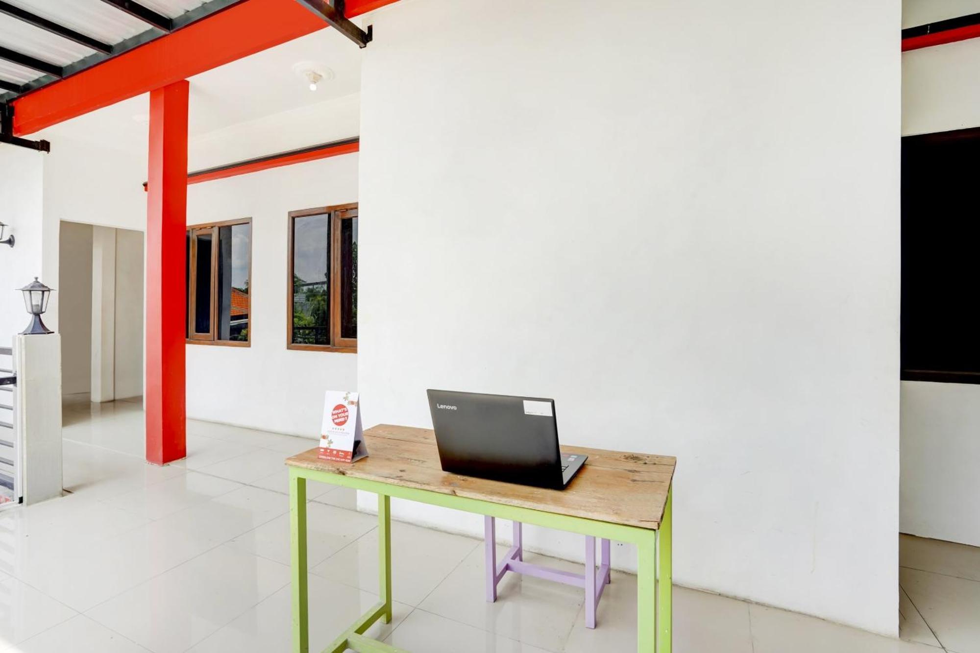 OYO 3702 Homestay Bougenville Lamongan Eksteriør billede