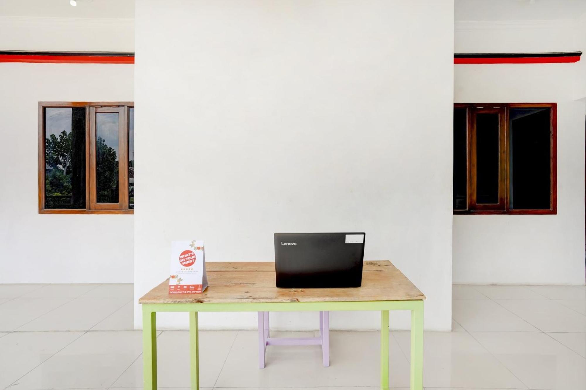 OYO 3702 Homestay Bougenville Lamongan Eksteriør billede